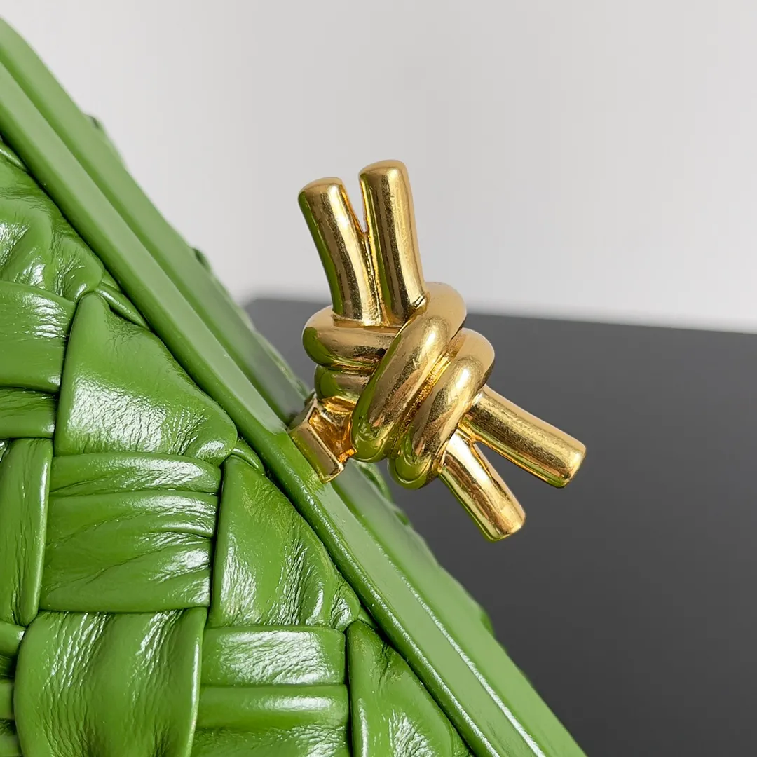 Batch 1860 BV Knot | The classic return of the evening bag. Original leather ➕ Stainless steel hardware ➕ 24k real gold plating ➕ Fully handmade. Those who know the history of our brand should have heard that the knot is a story of Bottega Veneta, and it is also one of the more important design elements. Matthieu Blazy's work this season sublimates Knot's classics, with a new knot design and a woven shoulder strap, plus Fouland Intreccio's weaving technology, adding some fashion to the retro and nostalgic feel of the past. Style number: 717622 Size: 20.5*6*12.5